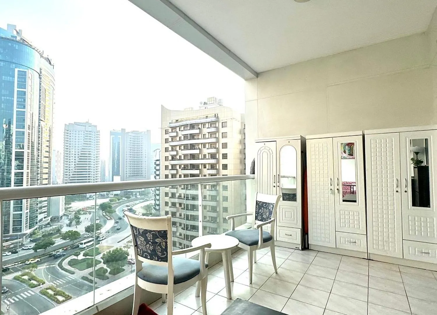Bed In Mixed Room Dubai Apartment